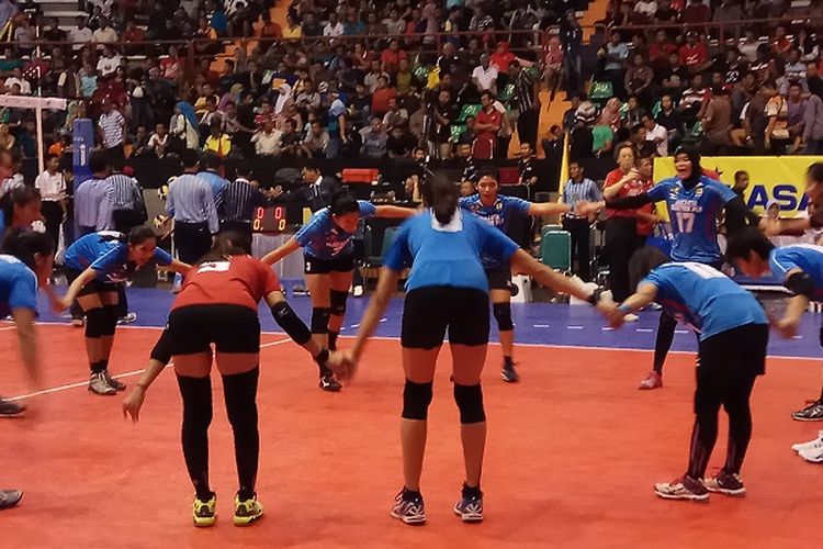 Para pemain tim voli putri Jakarta Elektrik PLN melakukan selebrasi seusai mengalahkan Gresik Petrokimia pada laga hari kedua final four seri I, di GOR Sritex Arena, Solo, Sabtu (8/4/2017).