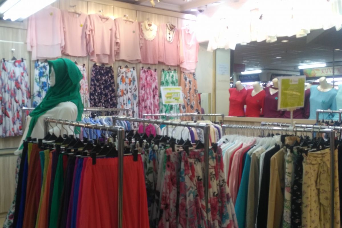 Ilustrasi toko pakaian di Pasar Tanah Abang.