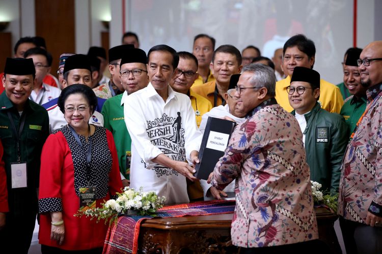Pasangan Joko Widodo dan Maruf Amin didampingi tokoh partai pendukung resmi mendaftarkan diri  sebagai bakal capres dan cawapres di Komisi Pemilihan Umum RI, Jakarta, Jumat (10/8/2018).