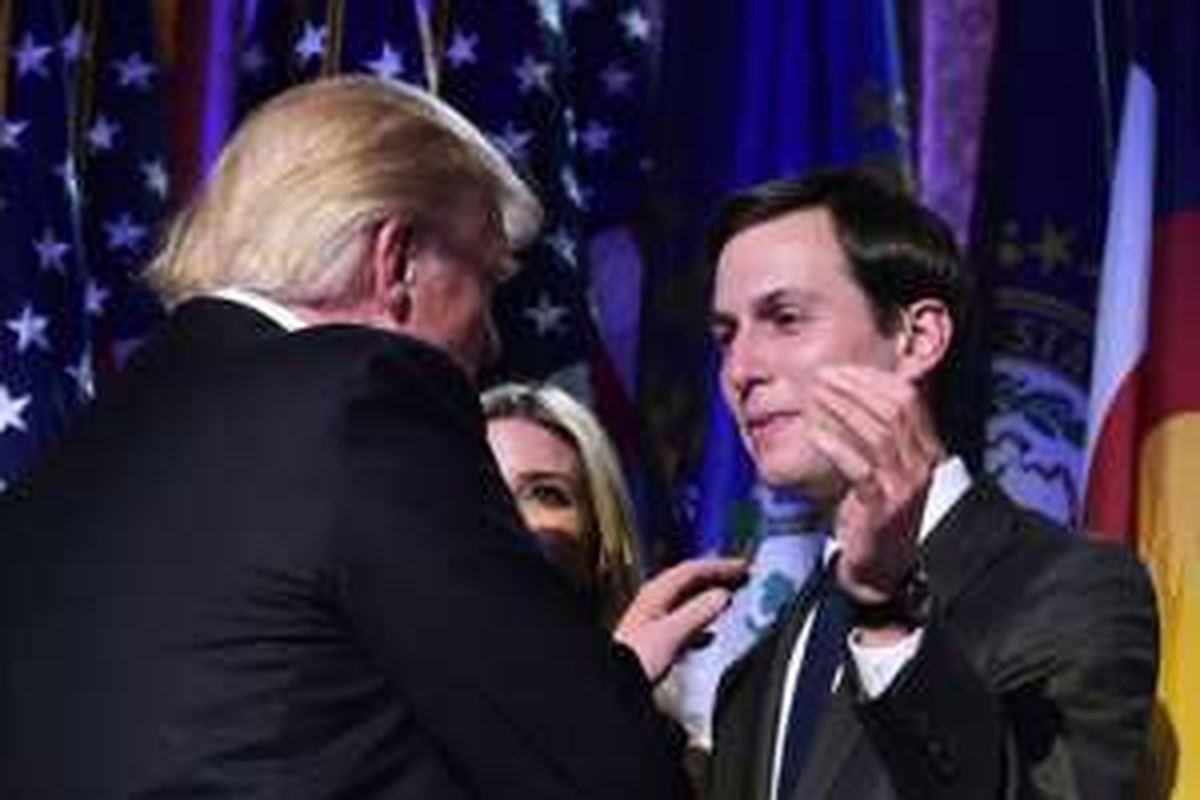 Presiden terpililh AS Donald Trump bersama menantunya Jared Kushner (kanan) saat pesta kemenangan pemilihan presiden AS di sebuah hotel di New York, 9 November 2016 lalu.  
