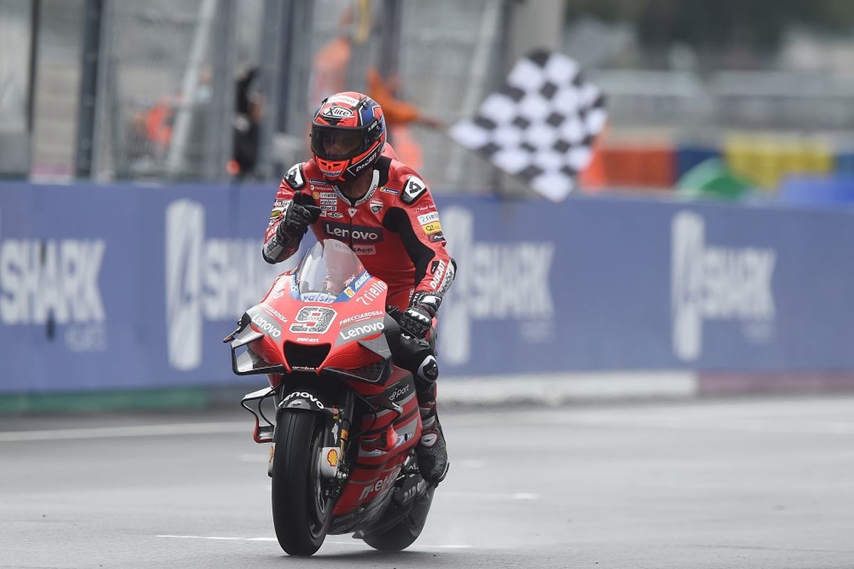 Pebalap Ducati, Danilo Petrucci, usai melewati garis finis Sirkuit Le Mans, Perancis, Minggu (11/10/2020) malam WIB.