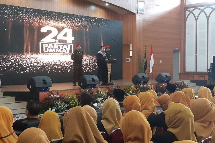 Ketua Umum Partai Ummat Ridho Rahmadi saat berpidato di hadapan kader Partai Ummat di Asrama Haji, Pondok Gede, Jakarta Timur, Minggu (1/1/2023). 