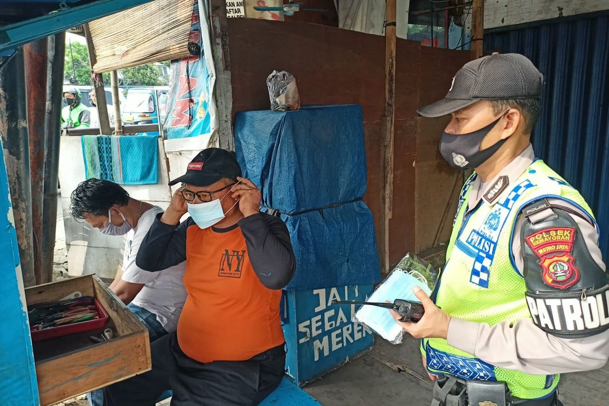 Polsek Kemayoran dan Satpol PP menggelar razia protokol kesehatan kepada warga di sekitar Jalan H.Ung, Kebon Kosong, Kemayoran, Jakarta Pusat, pada Kamis (3/5/2021). Banyak warga yang kedapatan tak memakai masker mendapat sanksi sosial. 