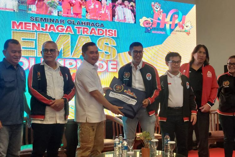 Sekjen PBSI, Fadil Imran (ketiga dari kiri), dan Kabid Luar Negeri FPTI, Hendricus Mutter (dua dari kanan), dalam acara seminar olahraga bertajuk Menjaga Tradisi Emas Olimpiade di Candi Bentar, Ancol, Jakarta Utara, Sabtu (17/2/2024). 