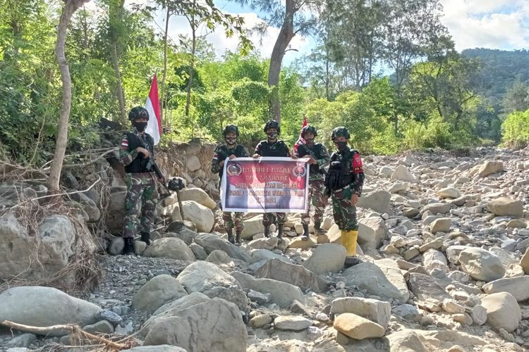 Pasukan Satgas Pamtas RI-Timor Leste sedang patroli mengecek patok batas negara
