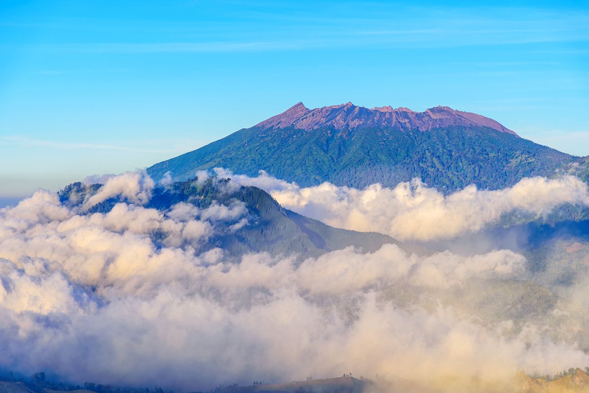 Pemandangan Gunung Raung dilihat dari Gunung Ijen, Banyuwangi, Jawa Timur.