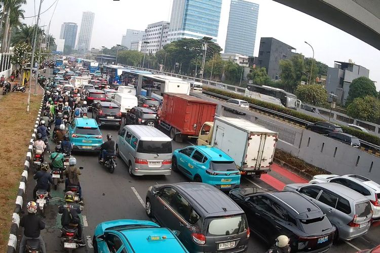 Ada Kecelakaan 2 Truk di Depan DPR, Jalan Gatot Subroto Arah Slipi Macet Pagi Ini
