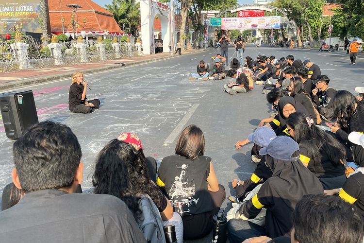 BEM SI Jatim Demo di Grahadi, Soroti Anggaran Pemerintah untuk Penanganan Bencana