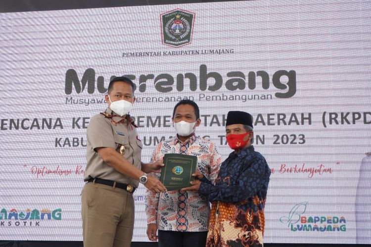 Bupati Lumajang buka Musrenbang RKPD 2023 di Bumi Perkemahan Glagah Arum, Kecamatan Senduro, Kabupaten Lumajang, Rabu (30/3/2022)
