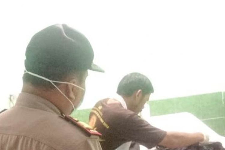 Petugas tengah memeriksa kondisi mayat tanpa identitas yang ditemukan di wilayah Sukanagara, Cianjur, Jawa Barat, Kamis (26/09/22019) yang diduga korban pembunuhan