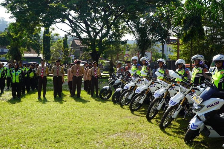 Personel Polres Semarang dan instansi terkait mengikuti Apel Gelar Pasukan Operasi Ketupat Candi Kamis (4/4/2024).