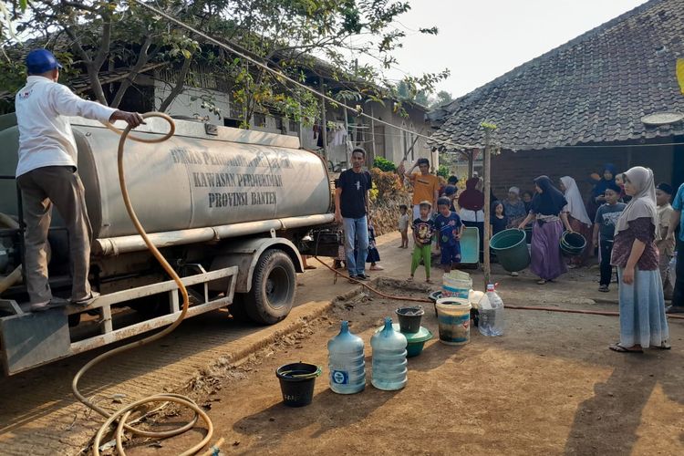 DPRKP Banten bersama BPBD Banten mengirimkan armada truk air bersih untuk mengatasi krisis air bersih yang terjadi di Kabupaten Lebak.