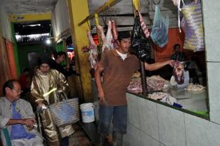 Seorang penjual daging sapi di Pasar Sentral Kolaka, Sulawesi Tenggara. Para pedagang mengeluh karena harga daging sapi mencapai Rp 100.000 hingga menyebabkan minat beli masyarakat menurun.