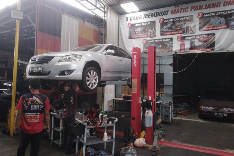 Perbaikan mobil matik di bengkel Domo Transmisi, Kelapa Gading, Jakarta.