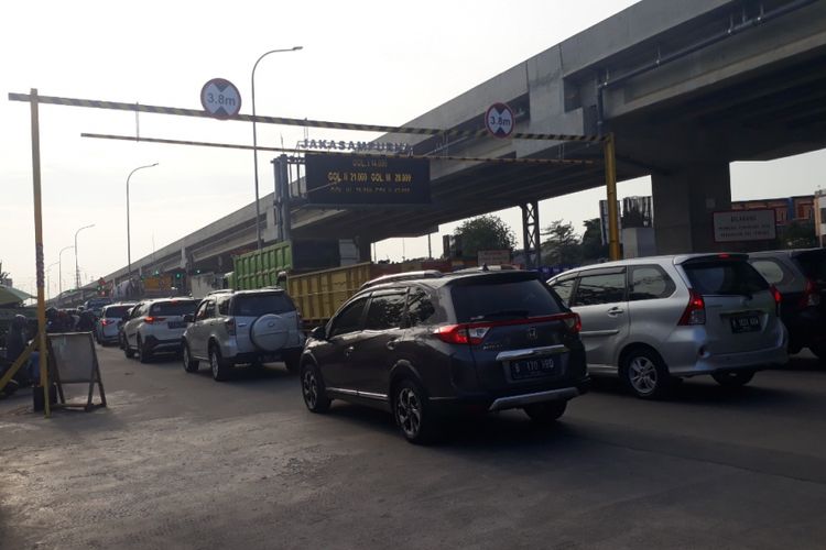 Arus lalu lintas padat merayap di Jalan Sisi Selatan Kalimalang, Kota Bekasi akibat rekayasa lalu lintas, Selasa (9/10/2018).