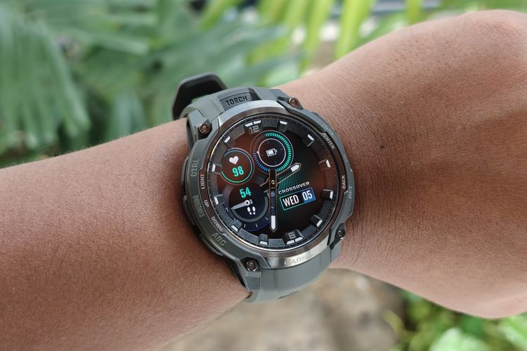 Smartwatch Garmin Instinct Crossover AMOLED ketika dipakai.