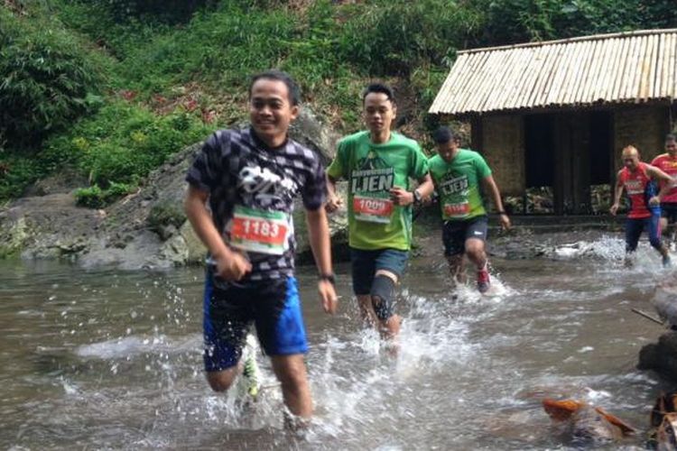 Peserta Banyuwangi Ijen Green Run saat melintasi sungai, Sabtu (3/12/2016).