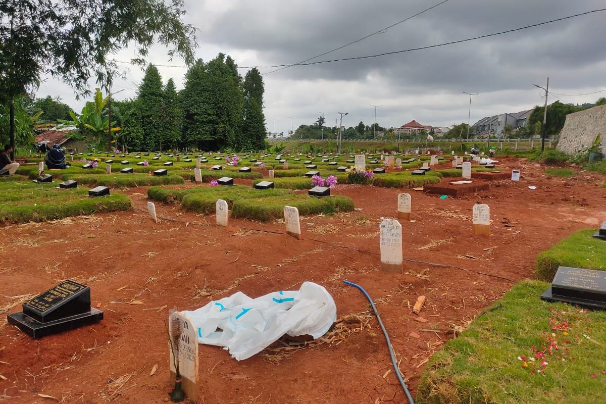 Sampah Alat Pelindung Diri (APD) berserakan di makam jenazah Covid-19 TPU Jombang, Ciputat, Tangerang Selatan, Senin (18/1/2021).