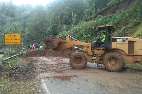 Sempat Dibersihkan, Akses Malang-Kediri Kembali Tertutup Longsor Susulan