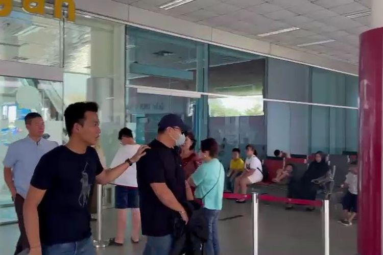 FR saat digiring petugas di Bandara Depati Amir, Pangkalpinang, Bangka Belitung, Senin (25/3/2024).