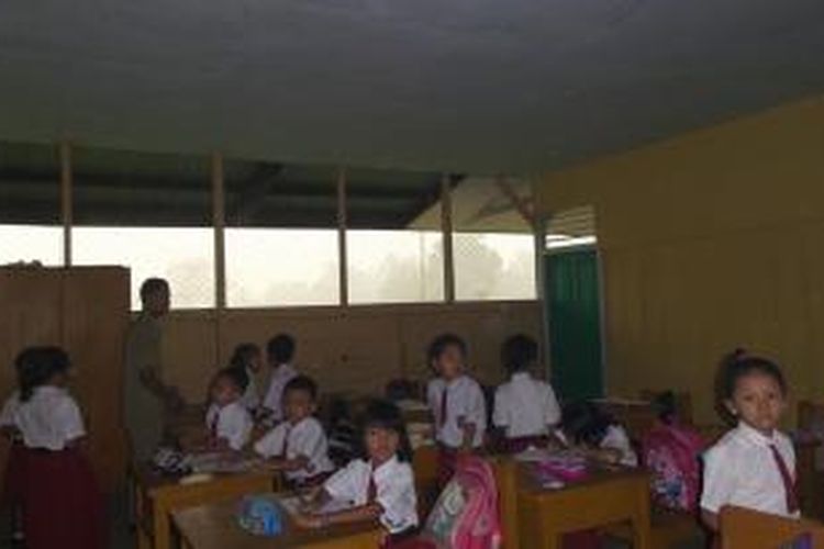 kondisi ruang kelas di SD 181, Jelutung, Jambi, saat Menteri Pendidikan Dasar dan Kebudayaan Anies Baswedan mendatangi sekolah tersebut, Selasa (27/10/2015).