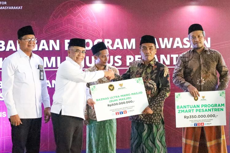 Baznas RI dan Menko PM Salurkan Bantuan Penguatan Ekonomi Umat di Gresik