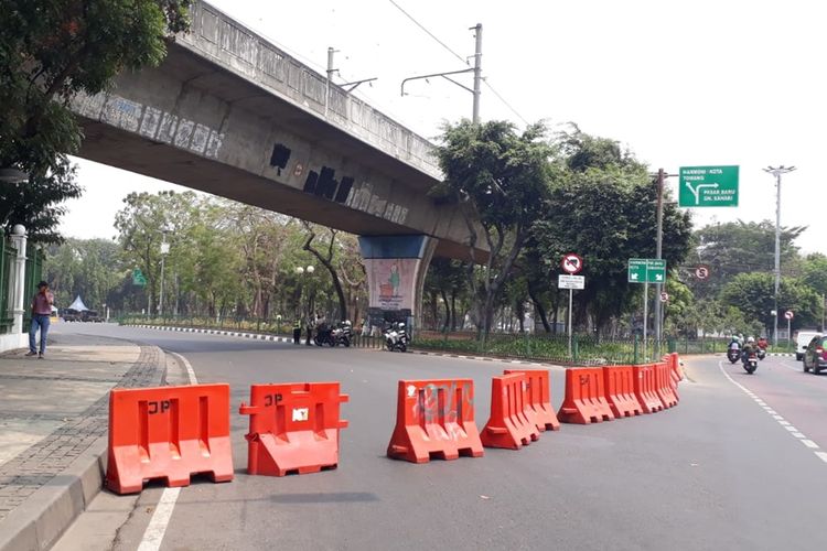 Persimpangan Jalan Medan Merdeka Timur ke arah Medan Merdeka Utara ditutup pada Senin (30/9/2019).