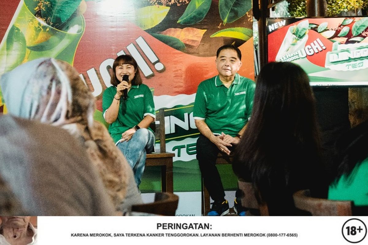 Direktur PT Nojorono Tobacco International Arief Goenadibrata dan Brand Manager PT Nojorono Tobacco International Christina E Mirgaya. 