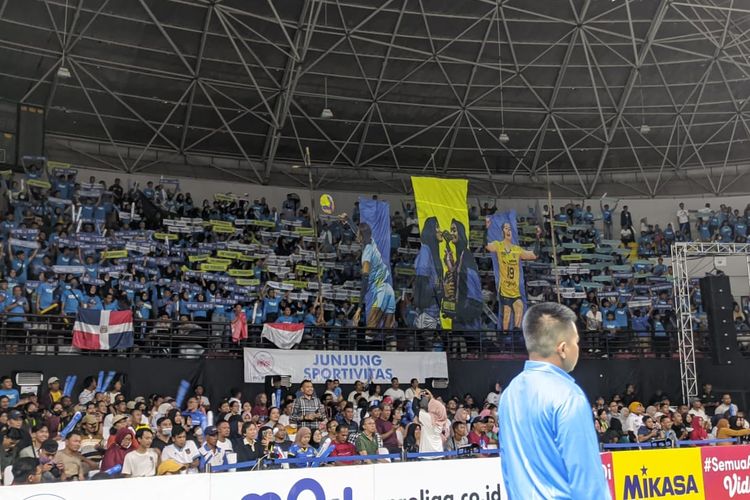 Para suporter Bandung bjb Tandamata menampilkan spanduk raksasa dalam pertandingan Grand Final Proliga 2023 melawan Jakarta Pertamina Fastron yang digelar di GOR Amongrogo, Yogyakarta, pada Sabtu (18/3/2023) malam WIB.