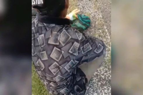 Viral Video Kakek Punguti Beras Bercampur Batu dan Pasir Tercecer di Jalan, Tuai Simpati Warga 