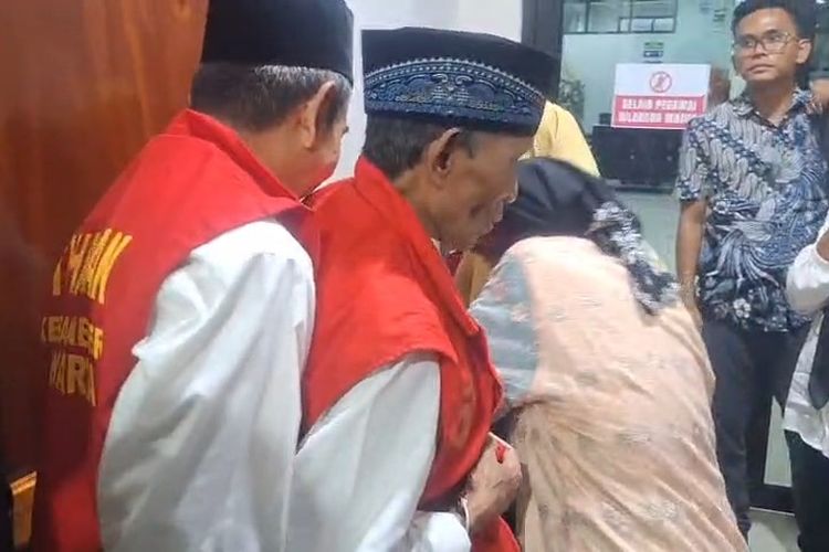 Ditahan Hampir 7 Bulan di Usia 75 Tahun, Sidang Kasus Dollar Palsu Abah Bisri di Purwakarta Kembali Ditunda