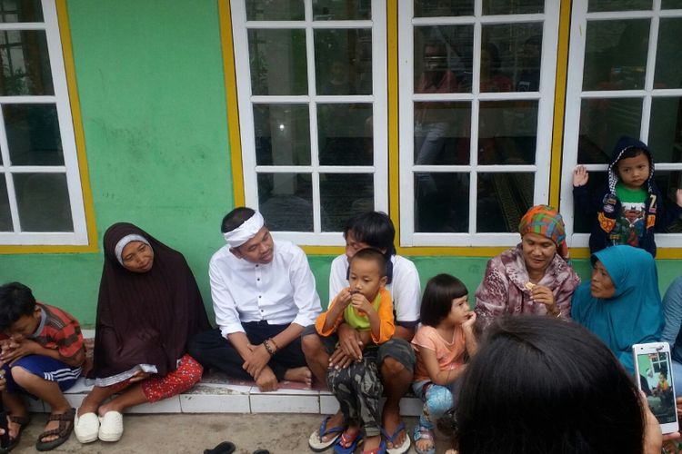 Bupati Purwakarta Dedi Mulyadi menemui keluarga yang memiliki 13 anak di daerahnya, Minggu (7/5/2017).