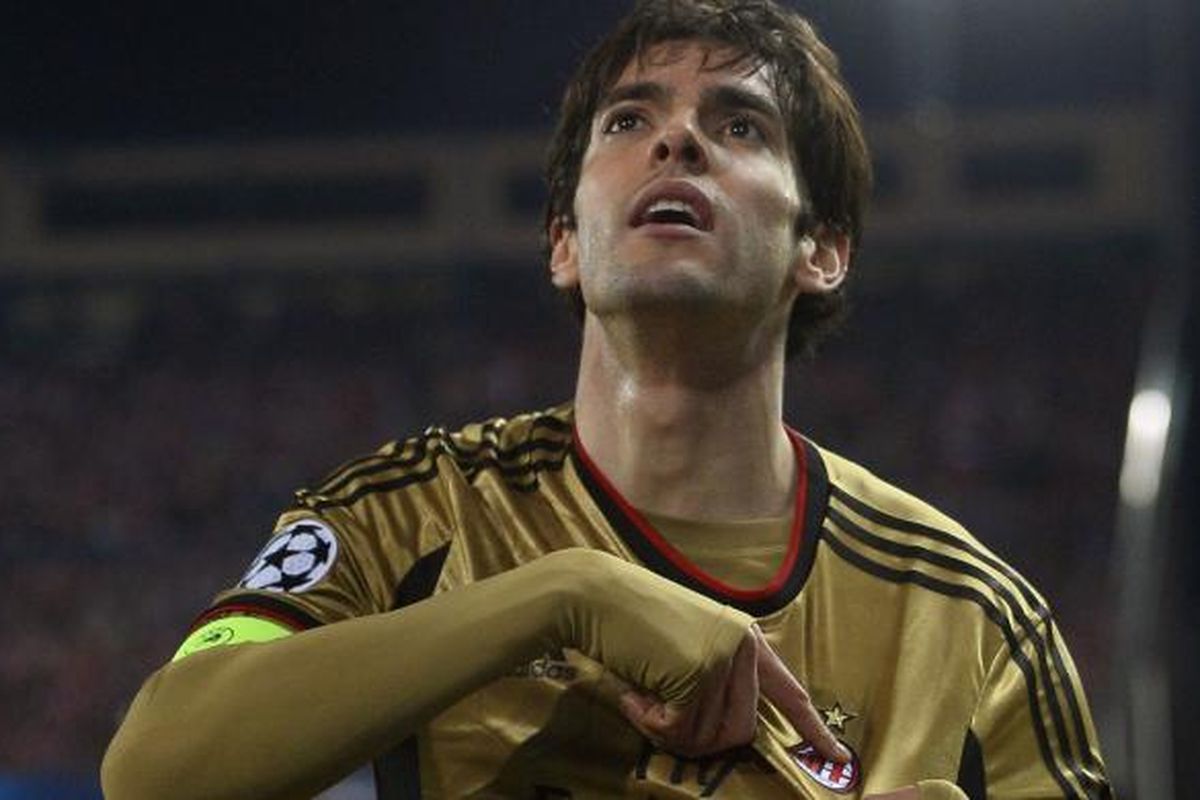 Gelandang AC Milan Ricardo Kaka merayakan golnya ke gawang Atletico Madrid, pada leg kedua 16 besar Liga Champions, di Vicente Calderon, Selasa (11/3/2014).