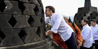 Fadli Zon Cerita Presiden Macron Berhasil Gapai Patung Buddha di Stupa Candi Borobudur