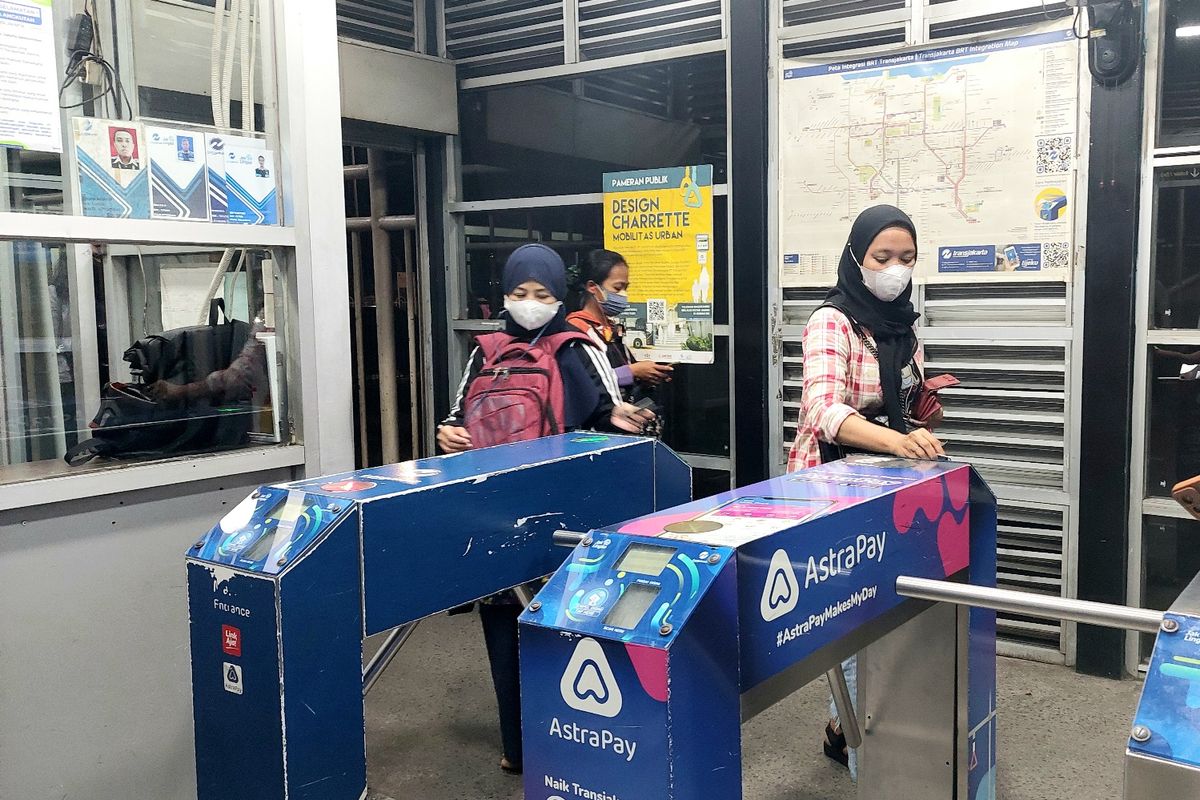 Penumpang Transjakarta melakukan tap out kartu tanpa kendala di Halte Slipi Petamburan, di Tanah Abang, Jakarta Pusat, Senin (17/10/2022). 