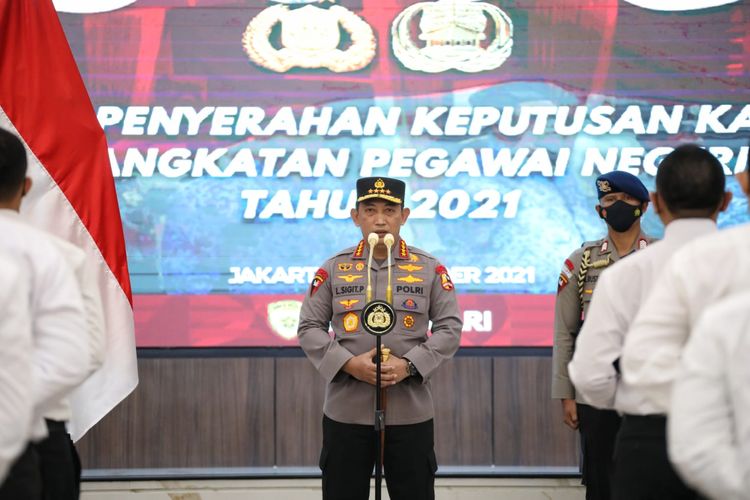 Kapolri Jenderal (Pol) Listyo Sigit Prabowo melantik 44 mantan pegawai KPK di Gedung Rupatama Mabes Polri, Jakarta, Kamis (9/12/2021).