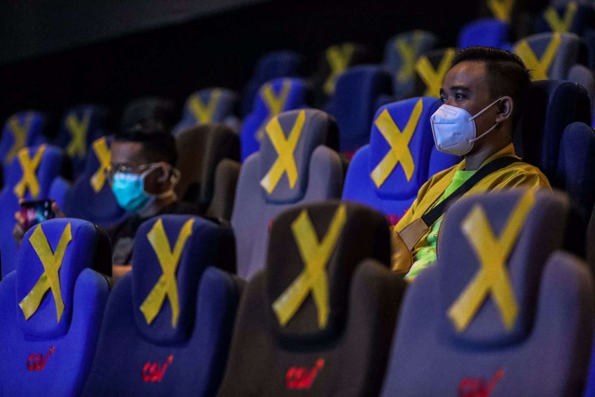 Pengunjung menyaksikan film yang di putar di CGV Grand Indonesia, Jakarta Pusat, Rabu (21/10/2020). CGV Indonesia kembali mengoperasikan bioskopnya di Jakarta mulai Rabu (21/10/2020) hari ini dengan menampung kapasitas di dalam bioskop maksimal 25 persen.