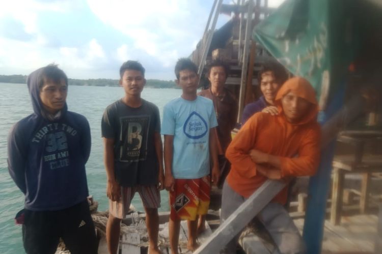 Gambar sebagian pekerja ponton timah Pantai Tuing, Bangka yang berhasil selamat setelah terseret arus laut, Kamis (12/3/2020).