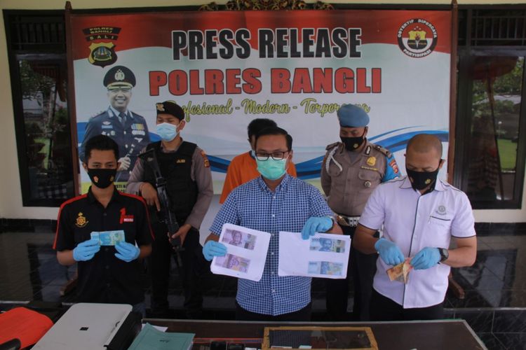 Polisi menunjukan barang bukti uang palsu