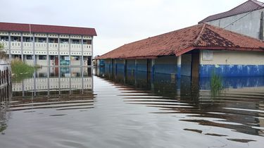 Sekolah Langganan Banjir, Guru SD di Bekasi Minta Pemerintah Perbaiki Akses Jalan