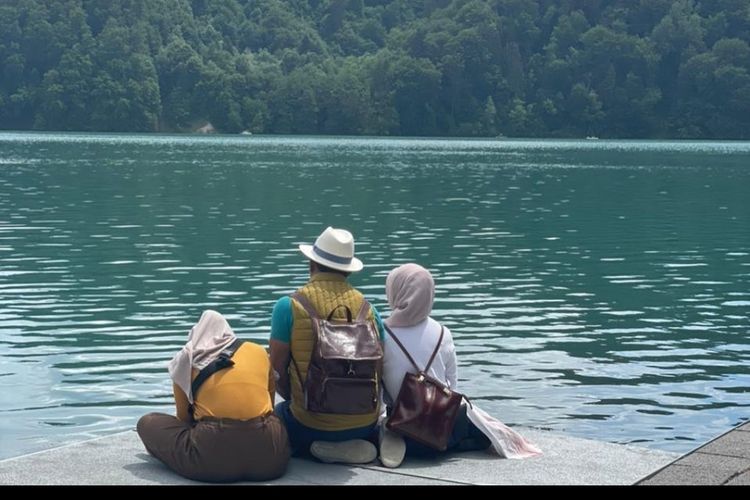 Gubernur Jawa Barat Ridwan Kamil bersama istrinya Atalia Praratya dan anak perempuannya Zara saat duduk di tepian Sungai Aare, Swiss.