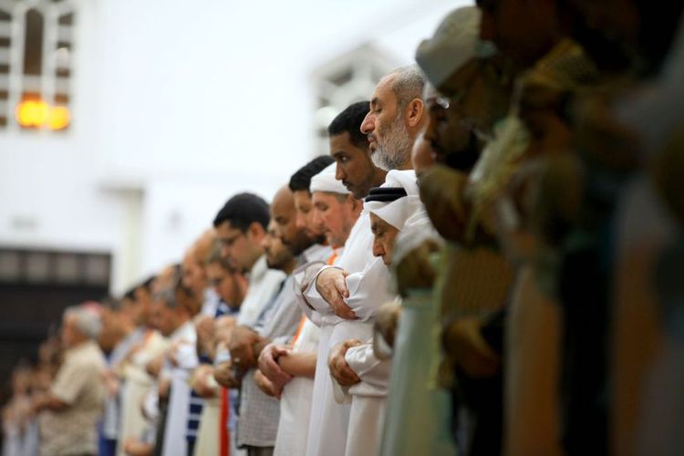 Ilustrasi sholat saat bacaan doa iftitah