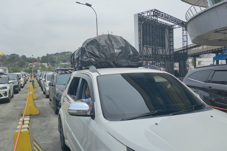 Mobil “Berpunuk” di Bakauheni, Kisah Pemudik Membawa Rasa Rumah ke Perantauan