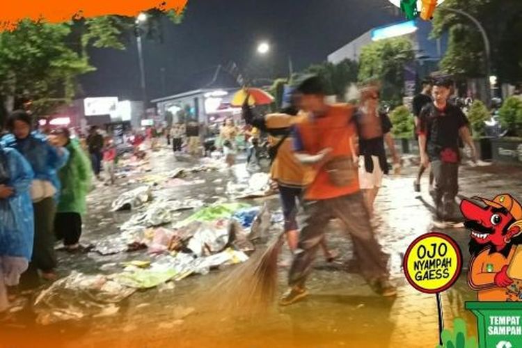 Kondisi sampah yang dibuang para warga yang nonton bareng (nobar) laga semifinal Piala Asia U-23 2024 Indonesia Vs Uzbekistan di depan Balai Kota Solo, Jawa Tengah, Senin (29/4/2024) malam.