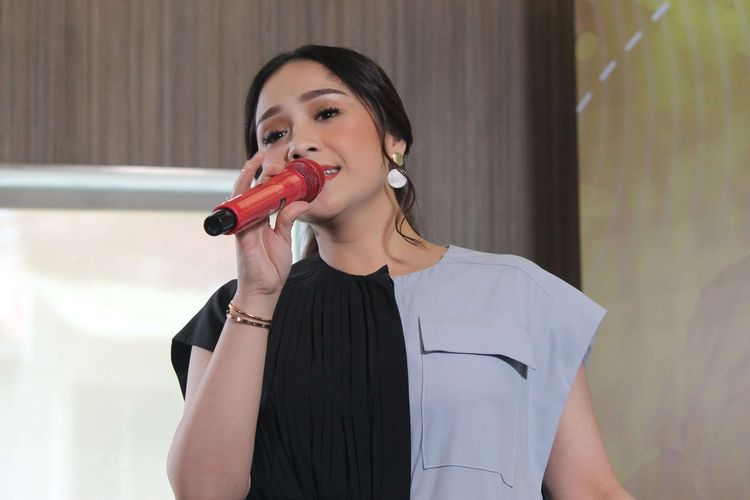 Nagita Slavina, menyanyikan lagu Menerka-Nerka yang termasuk dalam album RANS di KFC Kemang, Jakarta, Jumat (6/3/2020).