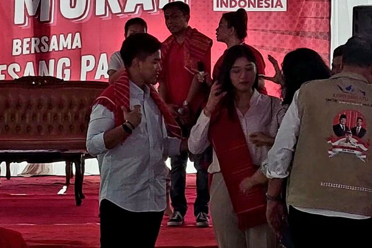 Ketua Umum (Ketum) Partai Solidaritas Indonesia (PSI) Kaesang Pangarep dan istri, Erina Gudono diberikan ulos khas Karo oleh perwakilan warga keturunan Batak Karo di Kawasan Jakarta Selatan, Rabu (10/1/2024).