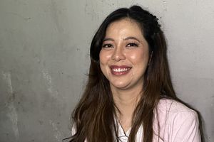 Ammar Zoni Akhirnya Hadir Langsung di Sidang, Disambut Pelukan Dokter Kamelia