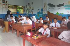 Melihat Kegiatan Belajar Siswa SDN 04 Lebakharjo yang Atap Kelasnya Ambruk