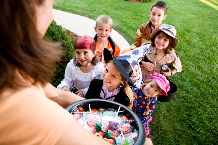 Ilustrasi trick or treat. 