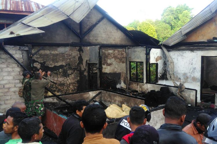  Sebuah rumah milik Melkior Namat di Kampung Bealaing, Desa Bangka Pau, Kecamatan Poco Ranaka, Kabupaten Manggarai Timur, Flores, NTT, Jumat (8/12/2017) sekitar pukul 03.00 Wita.